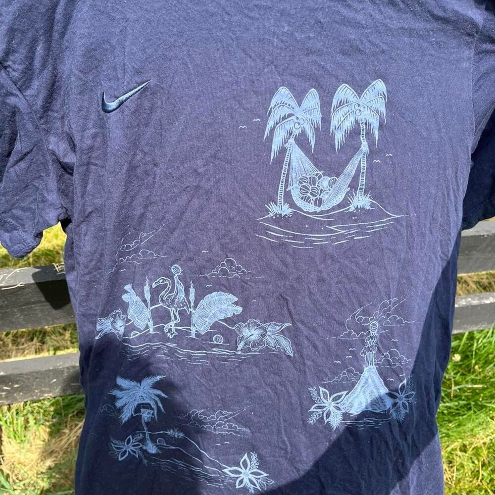Nike Men's Navy and Blue T-shirt